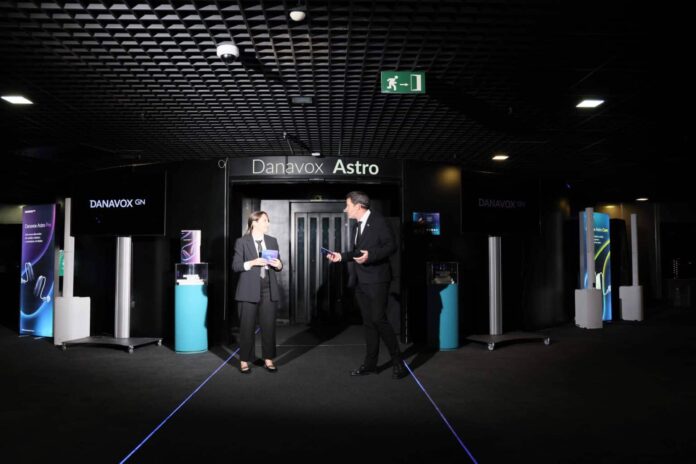 Danavox Presenta su Revolucionaria Tecnología Astro en el Faro de DANAVOX presents its new ASTRO technology at the Moncloa Lighthouse: an out-of-this-world experience for hearing-aid professionals.