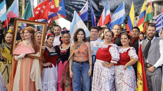 La presidenta Isabel Díaz Ayuso durante la Cabalgata de Hispanidad 2025 