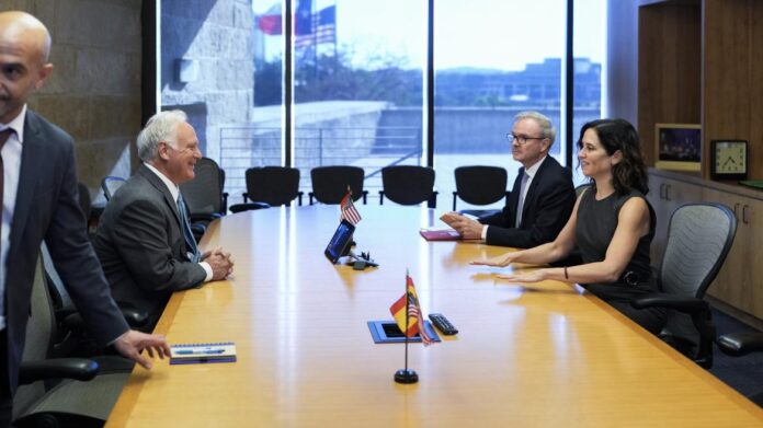 Díaz Ayuso presenta en Texas un modelo innovador de gestión La presidenta Isabel Díaz Ayuso durante su reunión con el alcalde de Austin