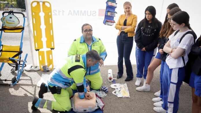 Alumnos de la ESO aprenden a hacer una reanimación cardiopulmonar con profesionales del SUMMA 112