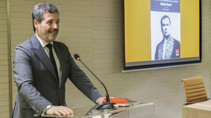 Explorando la Huella de Escritores Hispanoamericanos en Madrid: Una Serie El consejero De Paco Serrano