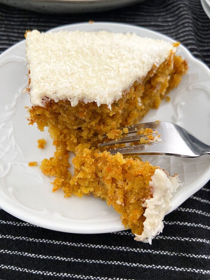 Exquisito Bizcocho de Zanahoria y Coco con Irresistible Cobertura de Silvia Pastor