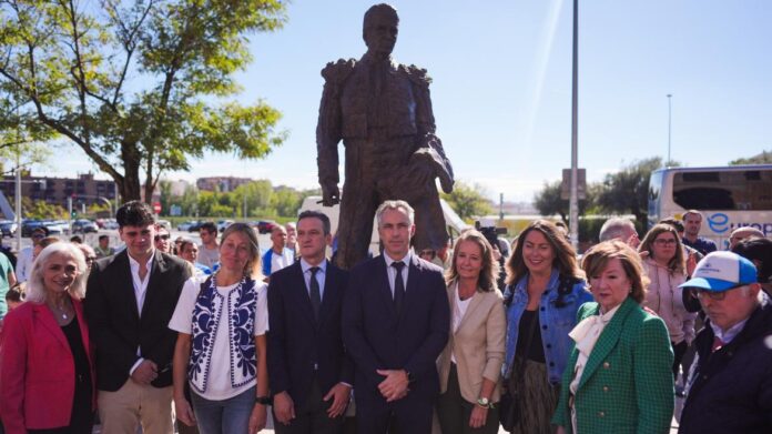 Carlos Novillo  en el descubrimiento de la escultura en honor de Antoñete en Las Ventas