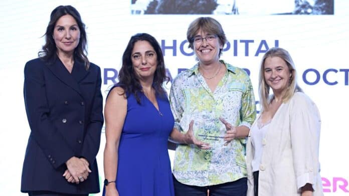 La doctora Carmen Martínez de Pancorbo, Directora Gerente del Hospital 12 de Octubre, con el premio