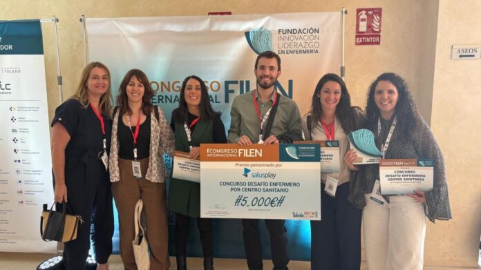 Desafío enfermero Equipo premiado junto a la directora de enfermería 