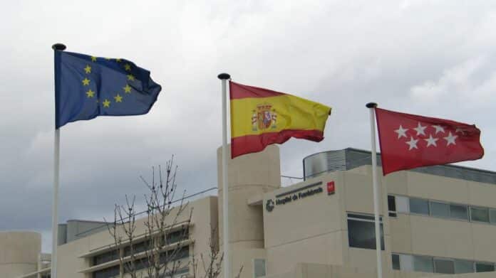 Hospital de Fuenlabrada Destacado por su Excelencia en Oncología Banderas institucionales frente a un hospital