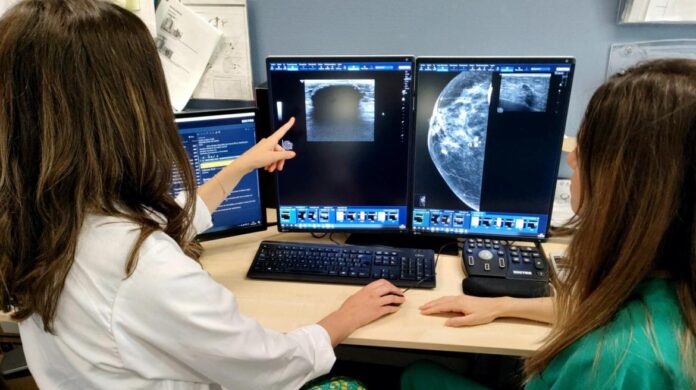 Médicos observan la imagen radiológica