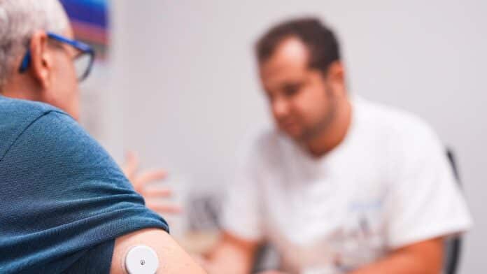 Profesional sanitario atendiendo a un paciente de Atención Primaria