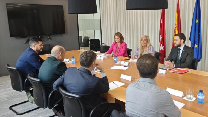 The Community of Madrid raises its voice against the increase. Councillor Rocío Albert during her meeting with representatives of associations of self-employed workers.
