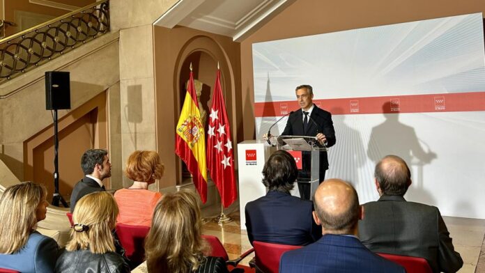 La Comunidad de Madrid Colabora con 23 Entidades para Promover El consejero Carlos Novillo durante la entrega de los protocolos