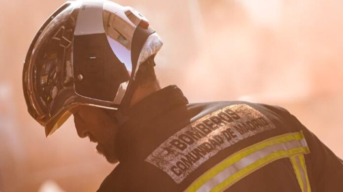 La Comunidad de Madrid Destina 11,3 Millones a Modernizar Equipamiento Primer plano de un bombero