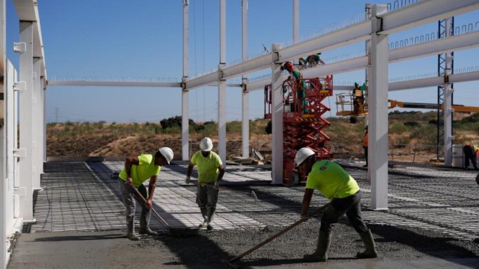 The Community of Madrid Leads the Reduction of Unemployment in Men working on the construction site.