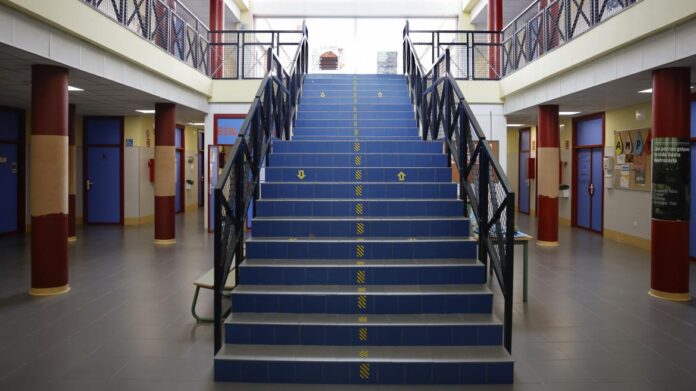 La Comunidad de Madrid Expande la Educación en Vallecas y escalera de un instituto
