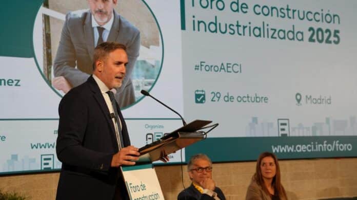 La Comunidad de Madrid Implementará Construcción Industrializada en 800 Viviendas El viceconsejero José María García durante el foro