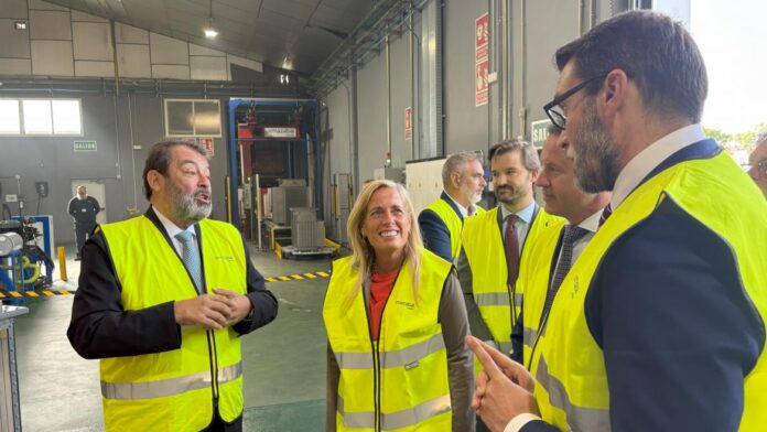 La consejera Rocío Albert durante su visita a la planta de soluciones eléctricas Ormazabal Grupo Velatia