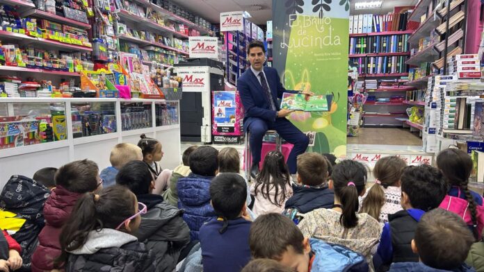 La Comunidad de Madrid Impulsa el Rol Educativo de las El consejero Emilio Viciana durante la lectura del libro