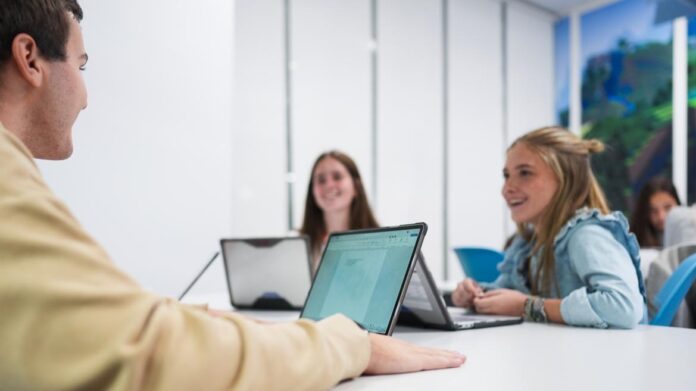 profesionales trabajando en proyectos de IA