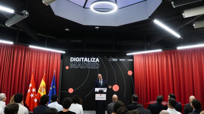El consejero Miguel López-Valverde durante la entrega de los premios Pioneras IT 2025