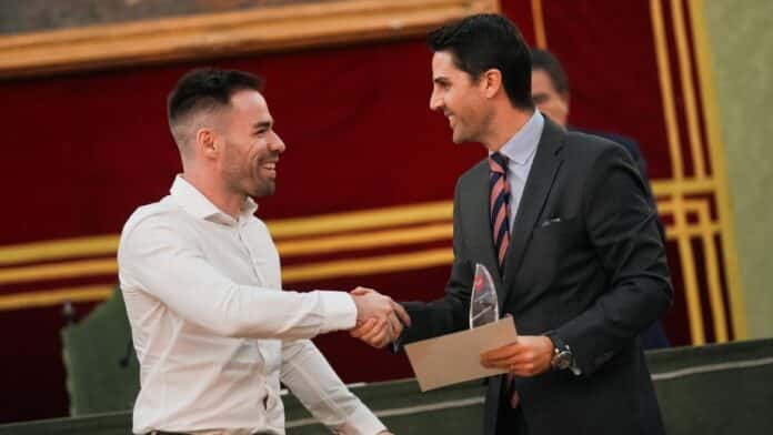 La Comunidad de Madrid Premia la Excelencia en Divulgación Científica El consejero de Educación, Ciencia y Universidades