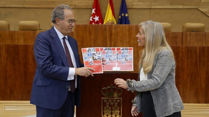 La Comunidad de Madrid Presenta Presupuestos 2026 Excediendo los 30.000 La consejera Rocío Albert durante el registro en la Asamblea regional