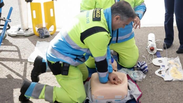 profesional del SUMMA 112 realizando un taller de RCP