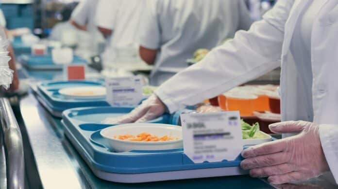 La Paz revoluciona la elección de menú para pacientes con Cinta de emplatado de la cocina