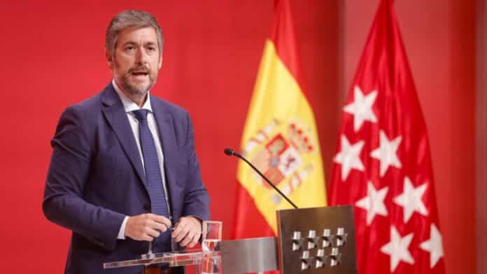 El portavoz Miguel Ángel García Martín atiende a los medios de comunicación