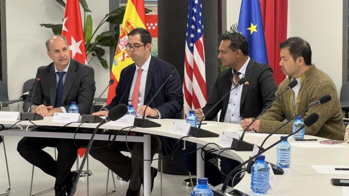 El consejero Miguel López-Valverde durante la reunión con la delegación