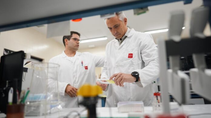 El consejero Carlos Novillo durante su visita al Laboratorio Regional de Sanidad Animal
