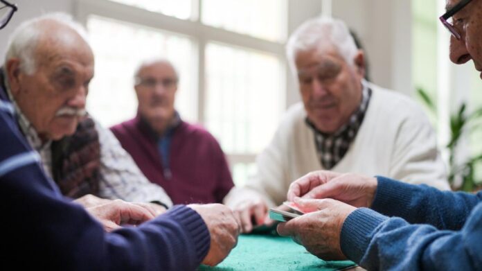 Mayores jugando una partida de cartas