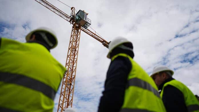 hombres trabajando en la obra
