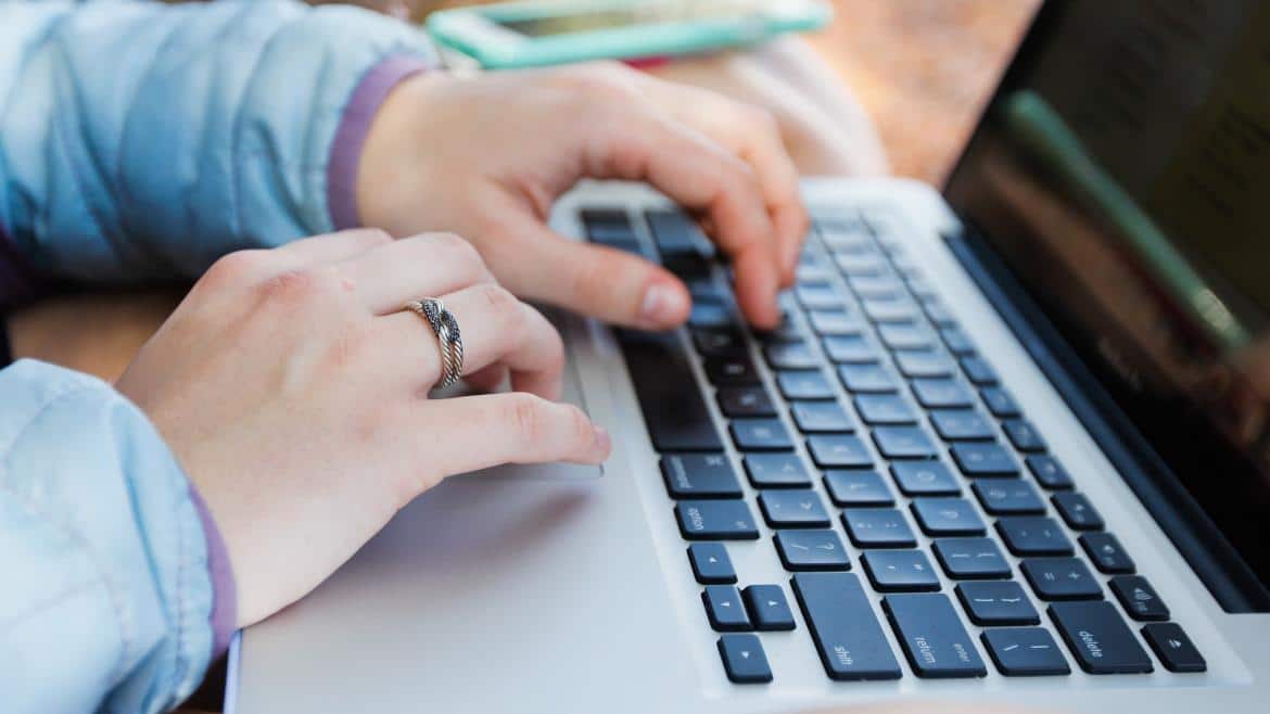 manos sobre portátil