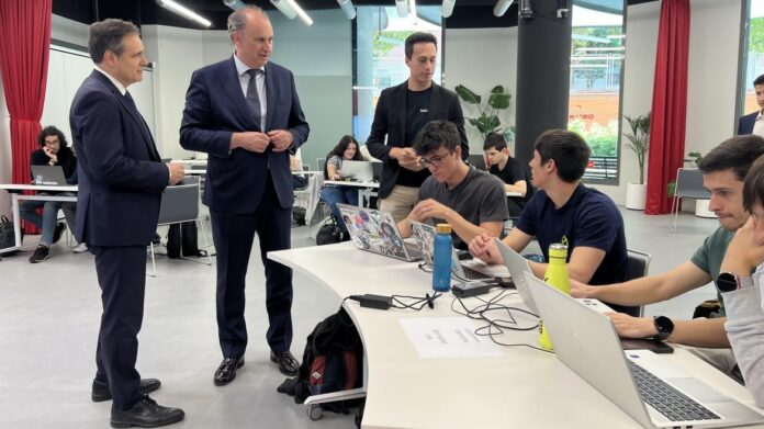 El consejero Miguel López-Valverde durante el I Hackathon