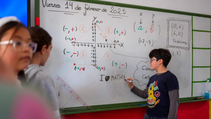alumno escribiendo con profesor de matemáticas 