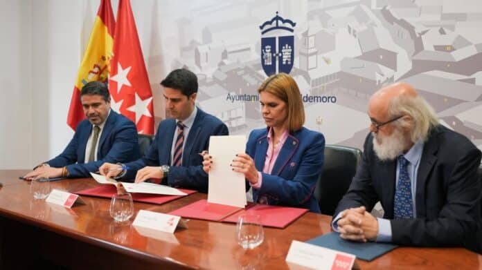 El consejero Emilio Viciana durante la firma del protocolo 