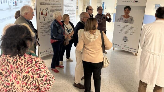 Pacientes Ostomizados Protagonizan Impactante Exposición Fotográfica en el Hospital del Grupo de personas viendo una exposición