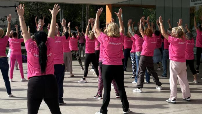 Patients and Professionals of the Hospital del Henares Join Forces in Group of women dancing