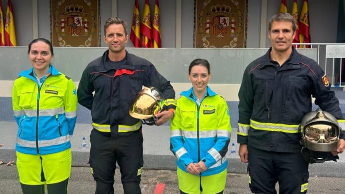 Imagen de dos de los profesionales de SUMMA 112 que participan en los actos y el desfile militar del 12 de octubre