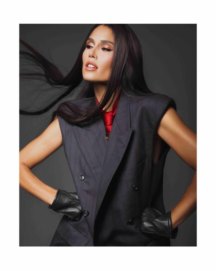 Patricia Yurena: De Reina de Belleza a Estrella del Arte Patricia Yurena, artista y modelo, miss universo España, premiada en los Premios Azul Zero en Lanzarote