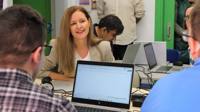 Programas Innovadores en Madrid para Reducir la Brecha Digital en La consejera Dávila
