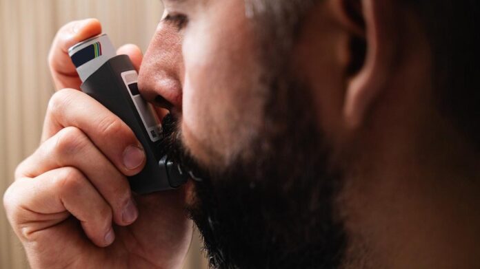 Ramón y Cajal Recibe Reconocimiento Nacional por Avances en Investigación Imagen de una persona utilizando un inhalador