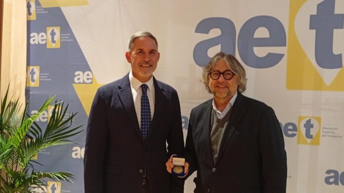 Reconocimiento a la Comunidad de Madrid por Cuatro Décadas de El viceconsejero José María García