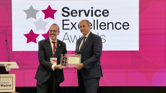 Reconocimiento a la Comunidad de Madrid por su Excelencia en El consejero Miguel López-Valverde durante la recepción del galardón