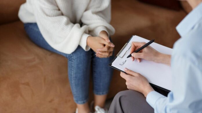 Reunión Nacional en Madrid para Fortalecer la Prevención del Suicidio Profesional atendiendo a un paciente