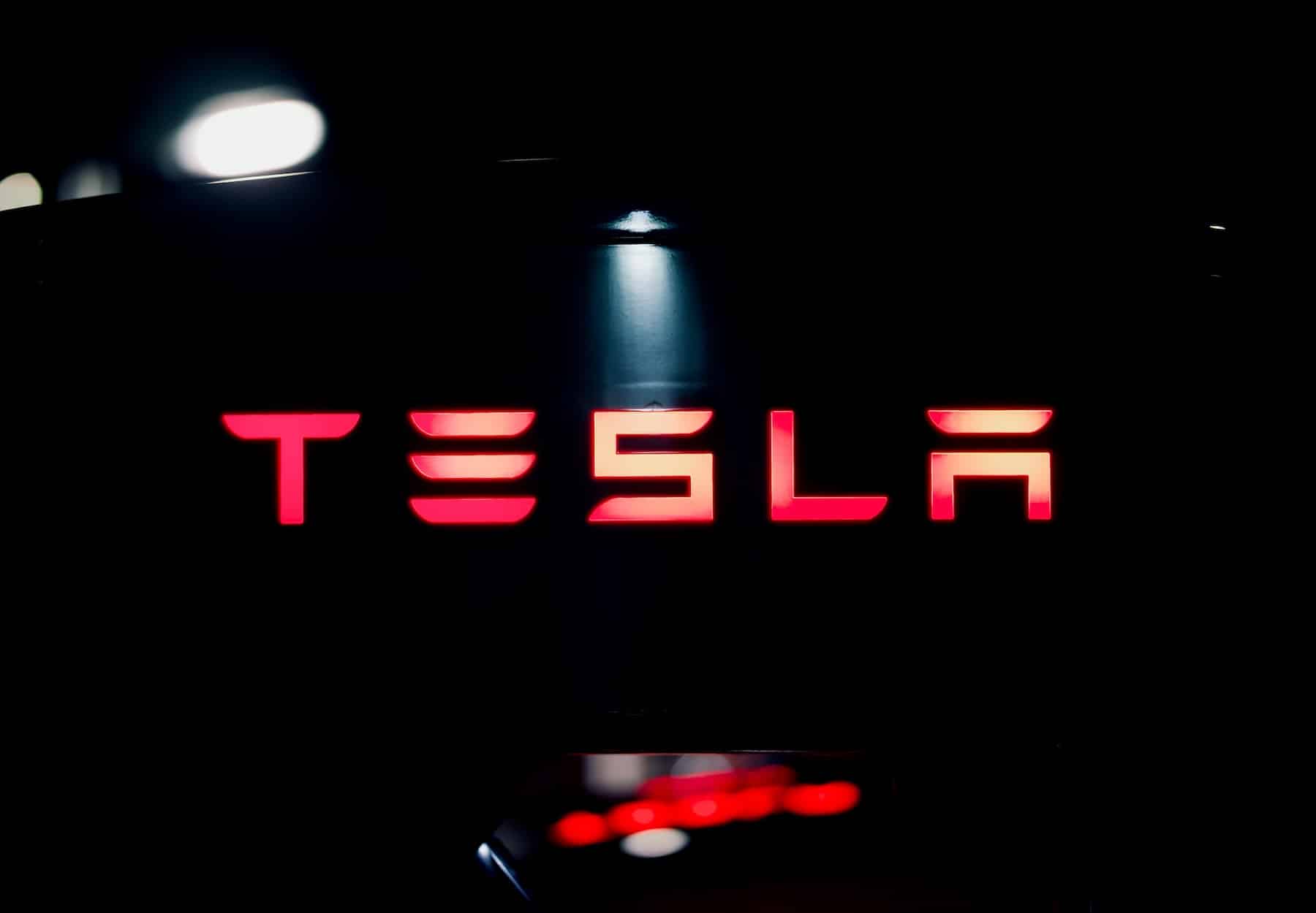 Tesla FSD: La Evolución del Hardware desde Mobileye hasta la Innovación Propia en Chips de Autonomía