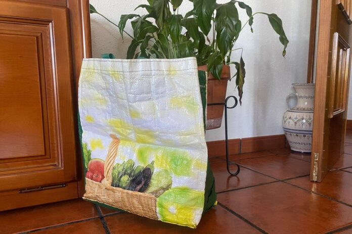 Transforma una Bolsa Antigua de Mercadona en un Contenedor de Juan Hernández