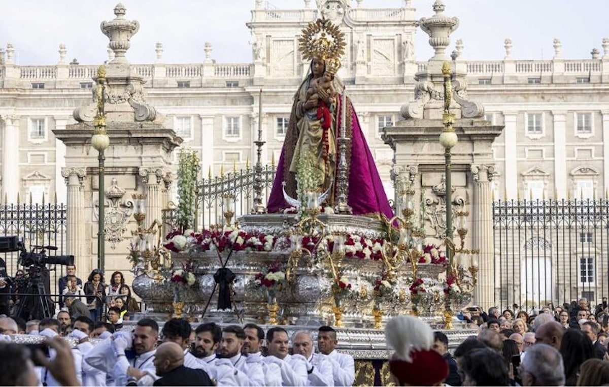 Miles de madrileños celebran la tradición de la corona de la Almudena