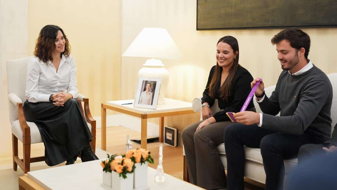 Díaz Ayuso Honra a Campeones Mundiales de Tiro con Arco en la Real Casa de Correos 1 La presidenta Isabel Díaz Ayuso