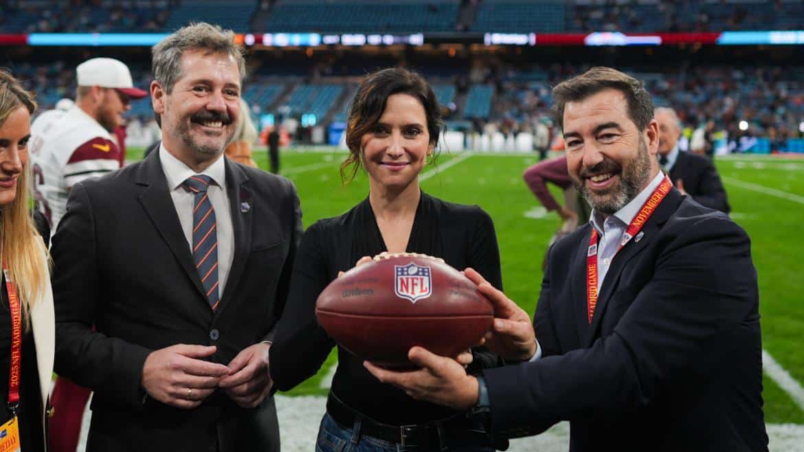 Díaz Ayuso en el Históricos Debut de la NFL en España: Miami Dolphins vs. Washington Commanders