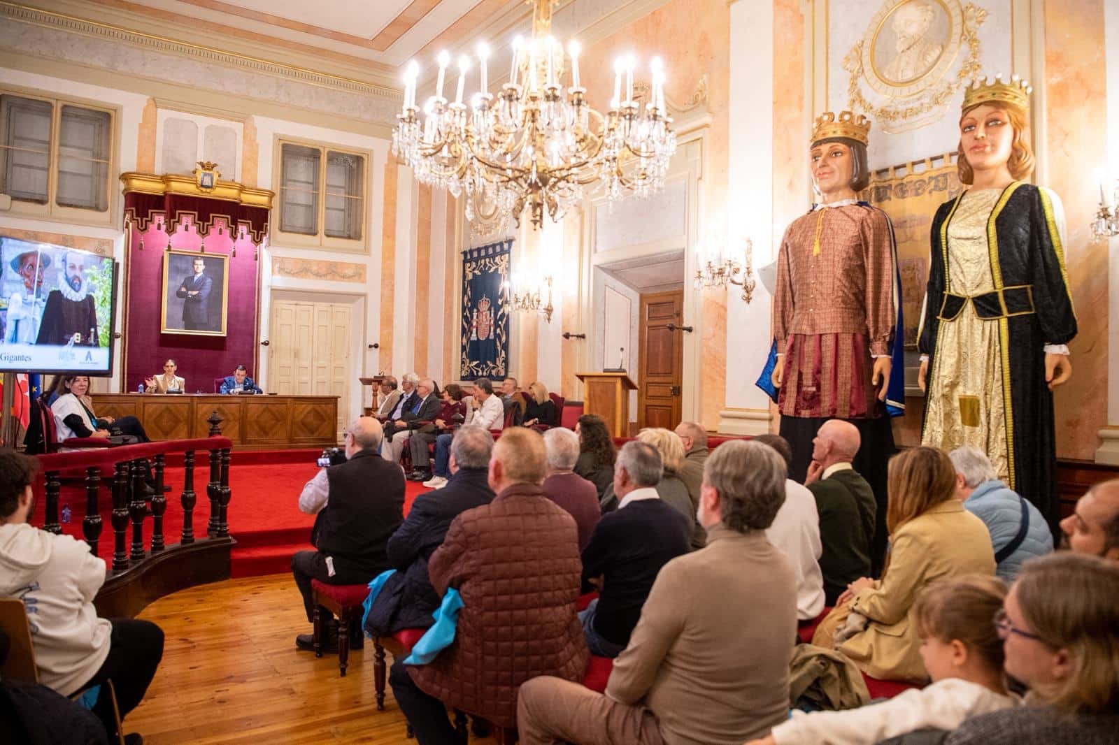 El Ayuntamiento revela la restauración de dos Gigantes de la Comparsa Cervantina en homenaje a los giganteros